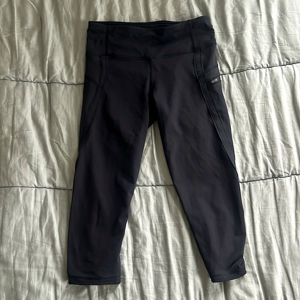LULULEMON BLACK CAPRIS